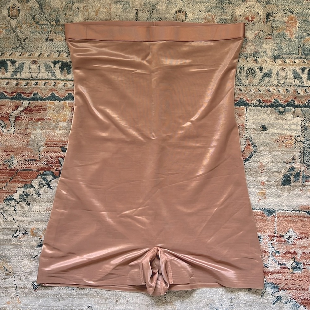 SKIMS Barely There High-Waisted Shimmer Shortie in Sienna Size Medium. NWT.